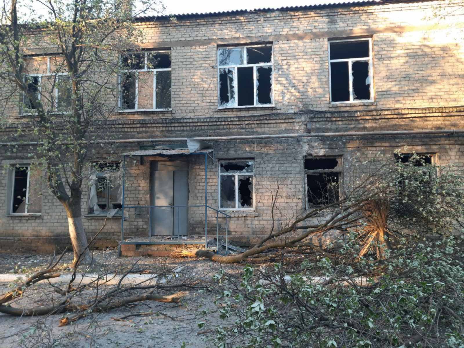 Больница в Красногоровке попала под обстрел. Сейчас там разбиты окна и нет света