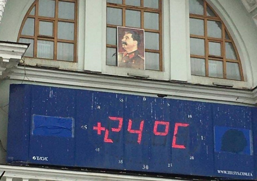 В Донецке на здании неработающего Ж/Д-вокзала висит портрет Сталина