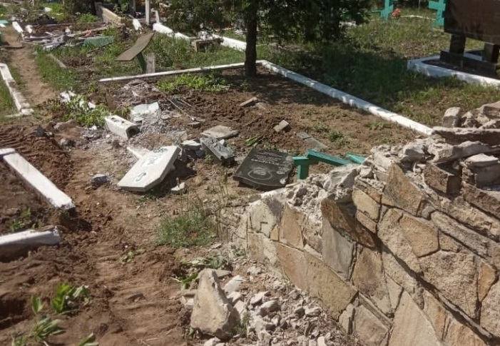 В Перевальске танк боевиков проехался по могилам на кладбище