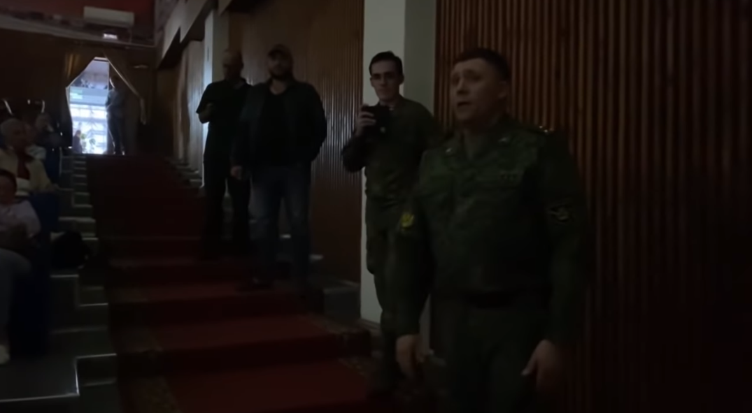 В Севастополе вместо фильма “Ополченочка” показали фильм про воинов АТО. Говорят, скачали не то