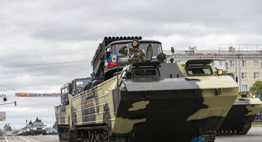 С исторической техникой и ковидными ограничениями. Как в Луганске прошел военный парад
