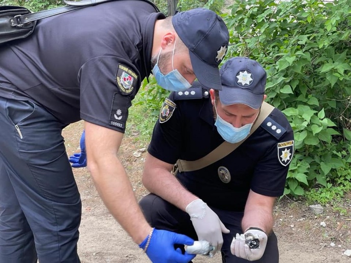 В Северодонецке от взрыва сигнального патрона на детской площадке пострадала девочка
