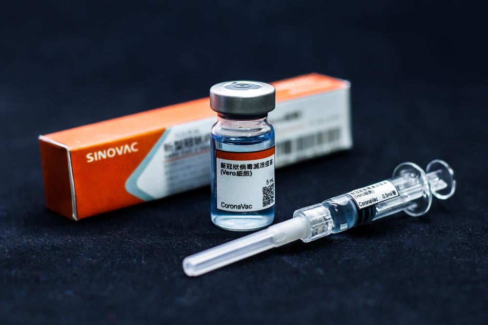 ВОЗ одобрил китайскую вакцину CoronaVac. Привитые ею украинцы получат международный сертификат