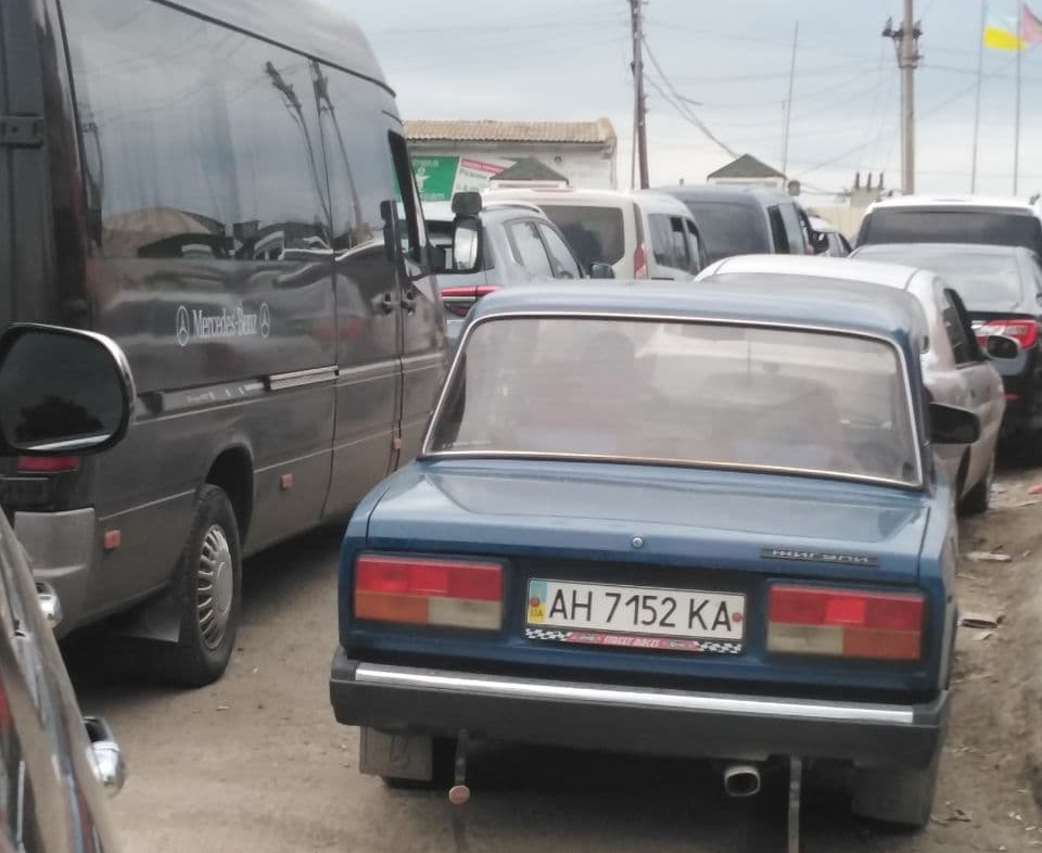 Ситуация на КПВВ “Меловое”. Путешественники жалуются на многочасовые очереди на пункте пропуска
