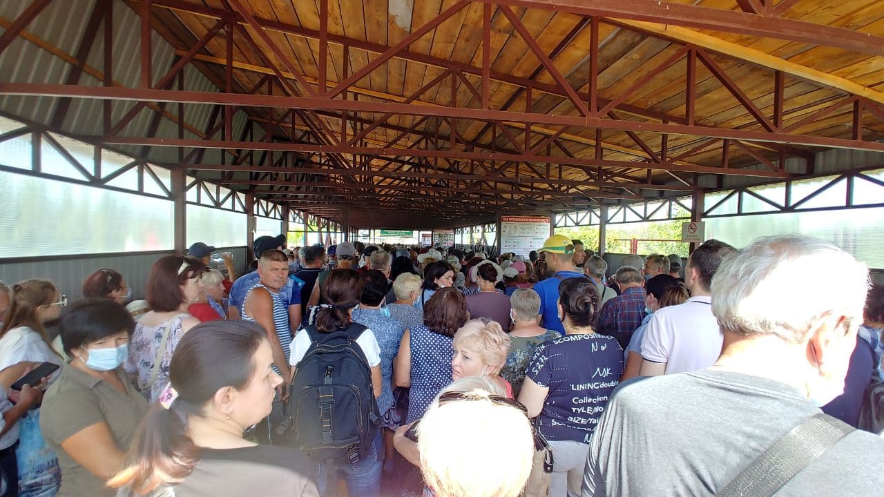 Последний день работы без тестов собрал на КПВВ &#8220;Станица Луганская&#8221; толпу людей. Больше всего было на стороне &#8220;ЛНР&#8221;