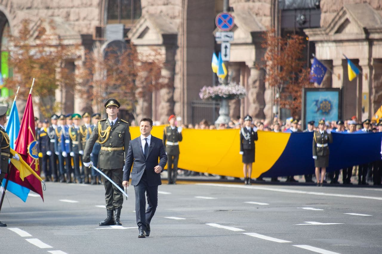 Нельзя паспортизировать украинские сердца. Зеленский на параде вспомнил о выдаче российских паспортов на Донбассе
