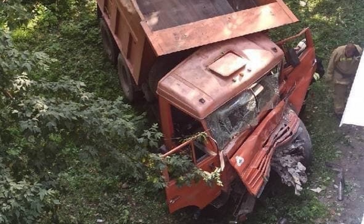 В Донецке КамАЗ влетел в многоэтажку. Водитель остался жив