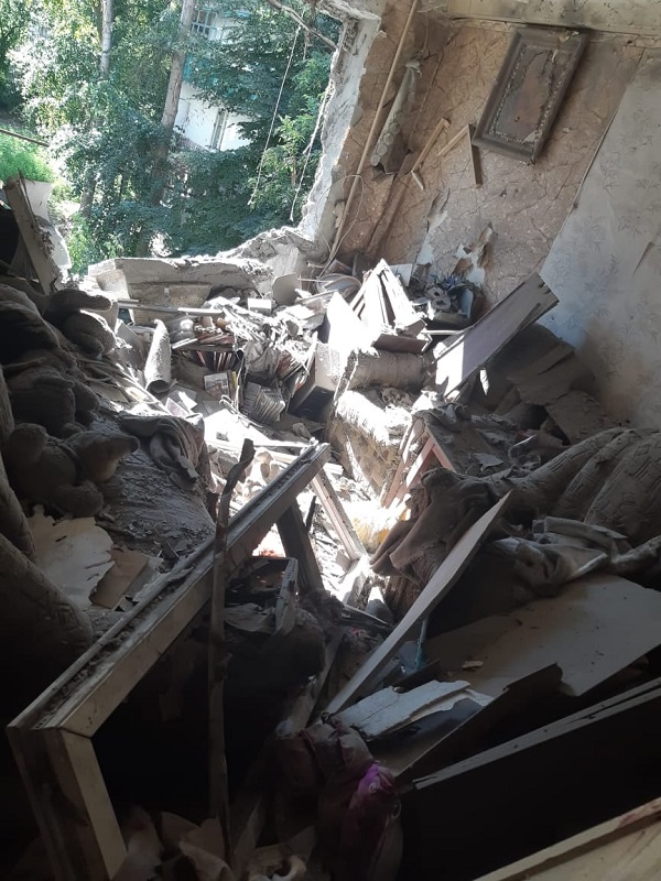 В Красногоровке под обстрел боевиков попал жилой дом. Разрушена квартира, есть пострадавший