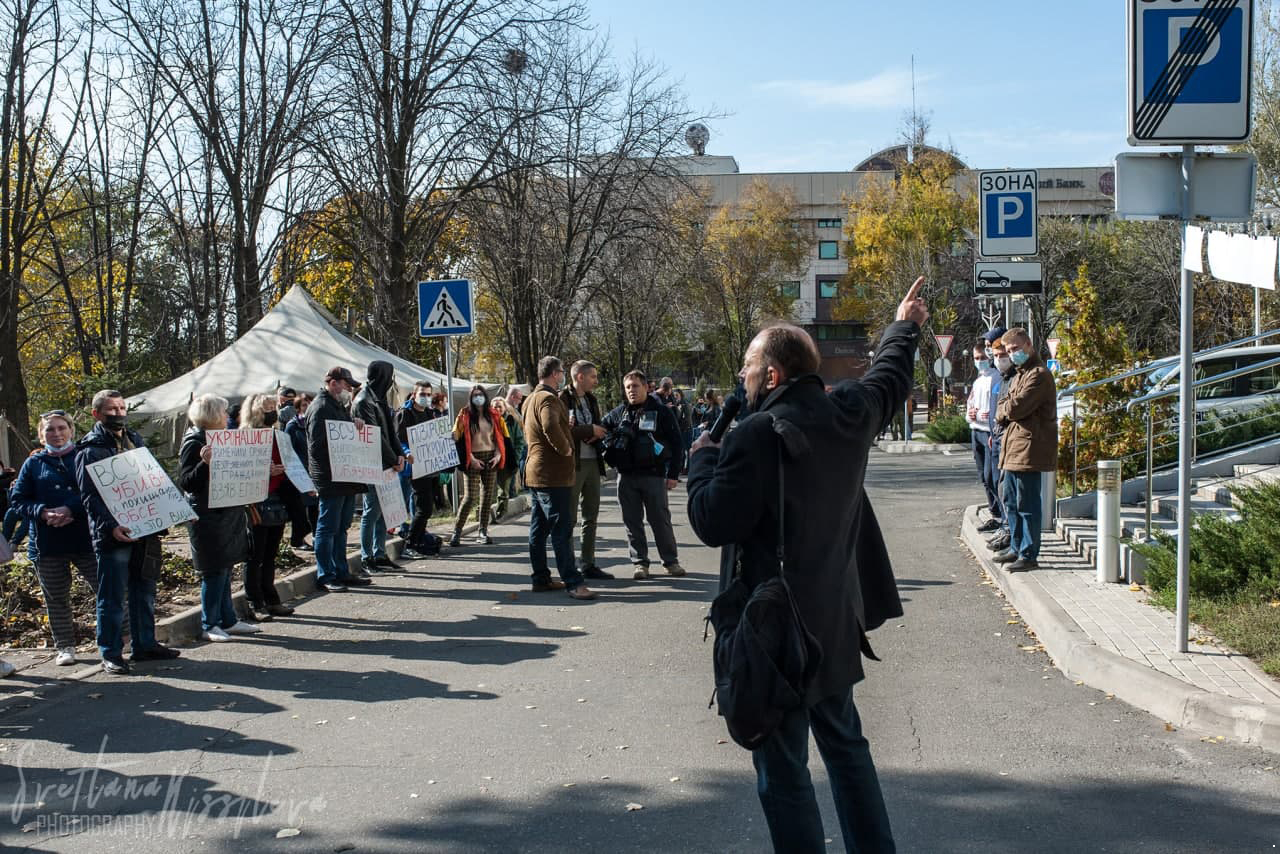 В Донецке под зданием ОБСЕ вторые стуки проходит митинг. Разбили палатки и блокируют выходы