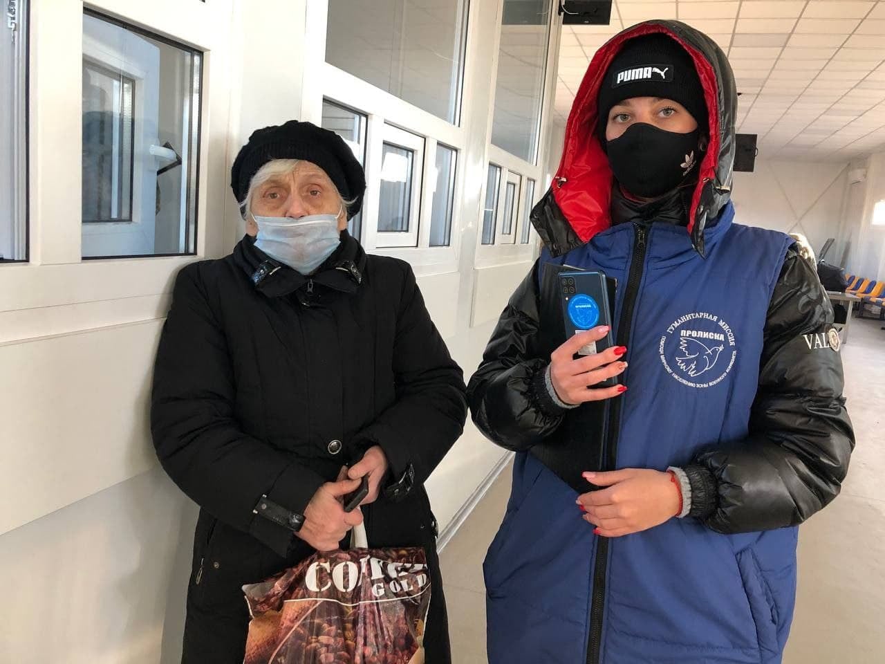 На КПВВ «Станица Луганская» нуждающимся мобильные телефоны дают бесплатно