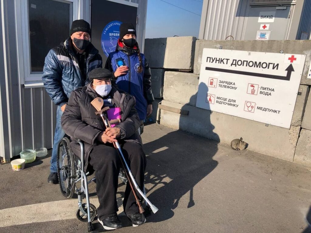 На КПВВ «Станица Луганская» нуждающимся мобильные телефоны дают бесплатно