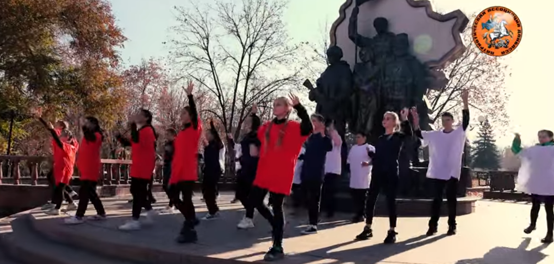Несмотря на закрытие школы, в Луганске детей собрали снимать видеоролик о Дню народного единства