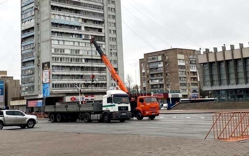  В Луганске начали устанавливать Новогоднюю елку