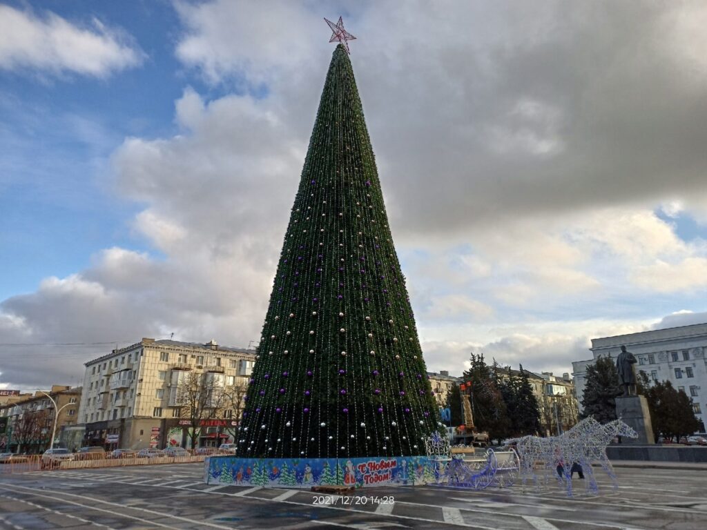 В центре Луганска ограничивают движение из-за новогодней елки. Как она выглядит
