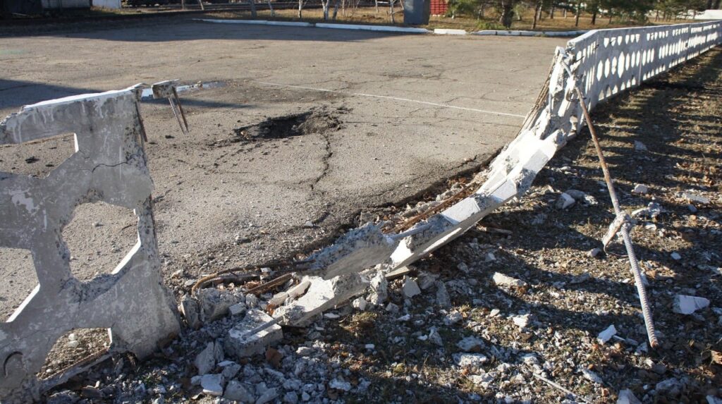Очевидцы показали последствия обстрела в окрестностях Станицы Луганской