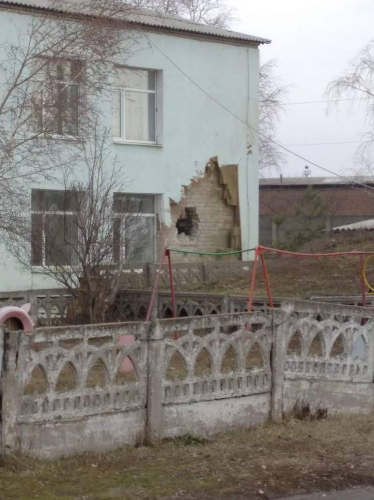 Боевики обстреляли Станицу Луганскую. Снаряд пробил стену детского сада, где находились дети