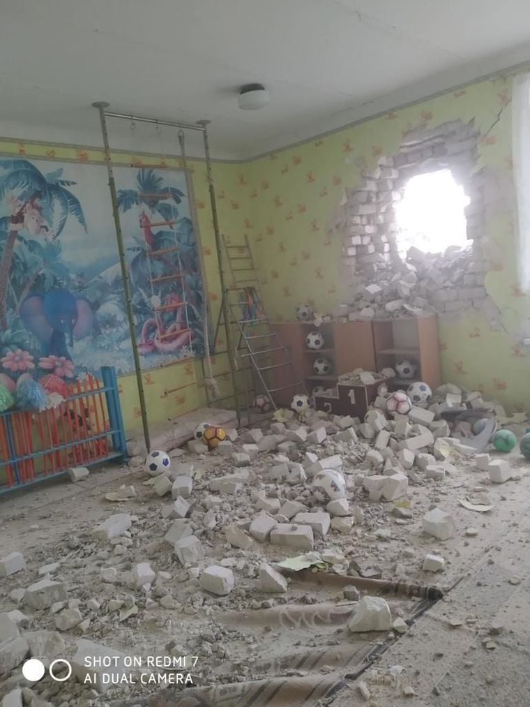 Боевики обстреляли Станицу Луганскую. Снаряд пробил стену детского сада, где находились дети