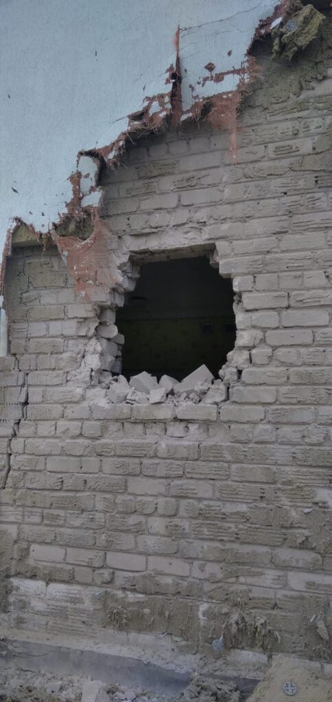 Боевики обстреляли Станицу Луганскую. Снаряд пробил стену детского сада, где находились дети