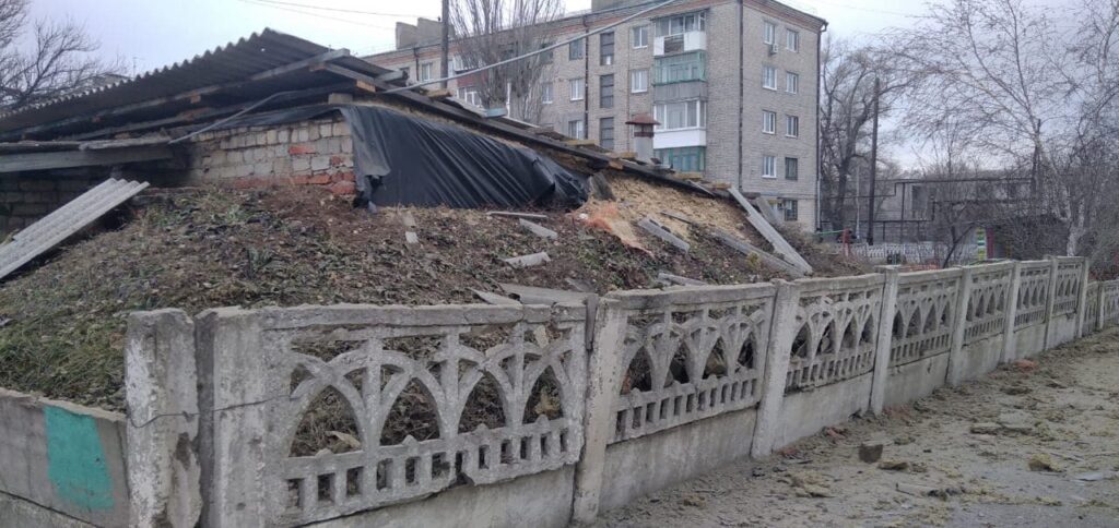 Боевики обстреляли Станицу Луганскую. Снаряд пробил стену детского сада, где находились дети
