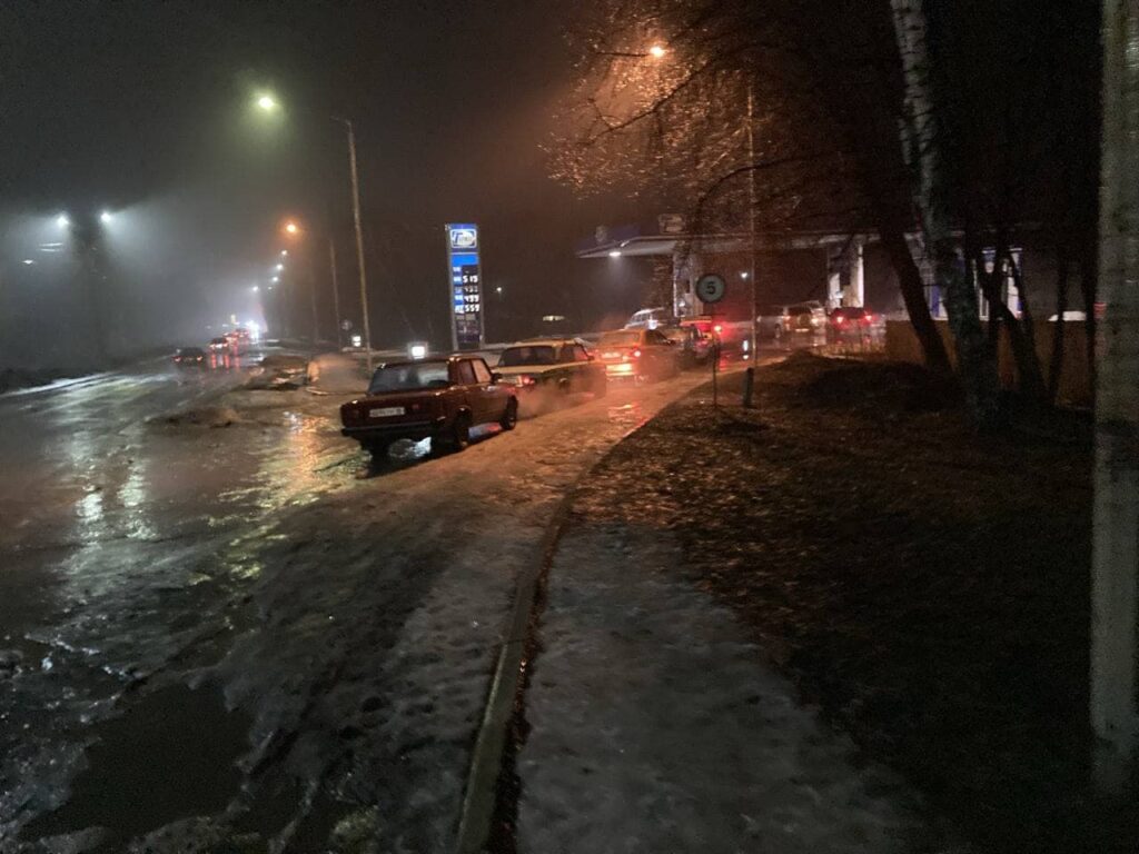 В Луганске показали очередь перед банкоматом. Она растянулась на много десятков метров