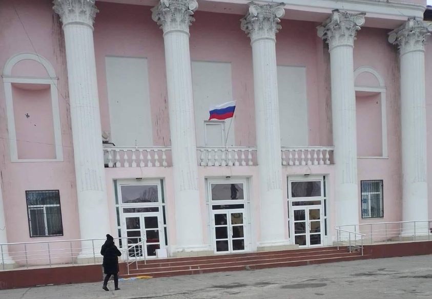 В социальных сетях показали, как выглядит Счастье. Полуразрушенный город и российский флаг