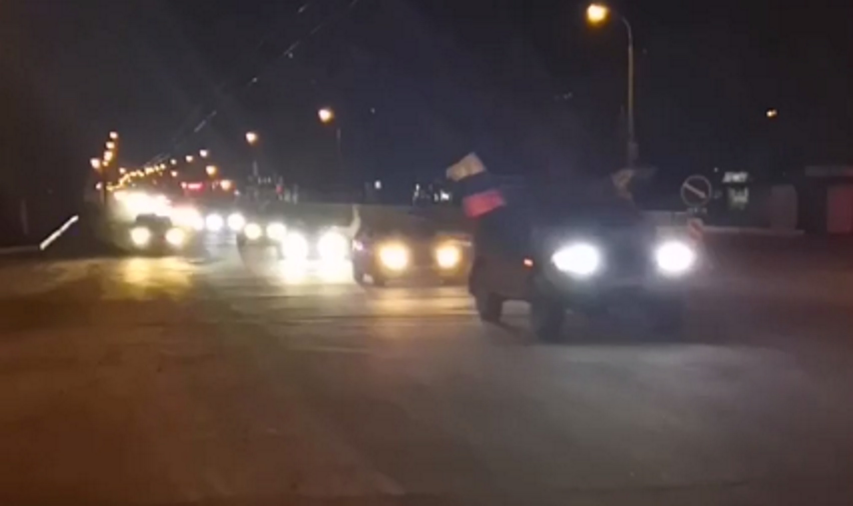 В Луганске показали, как по пустому городу гоняют автомобили с российскими флагами