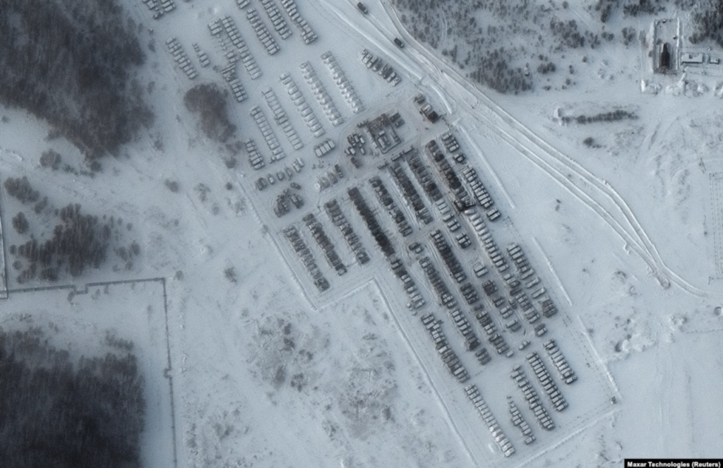 Спутниковые снимки показали массовое скопление российских войск у украинских границ
