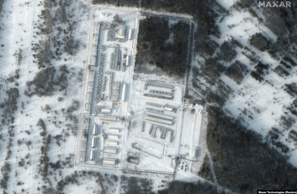 Спутниковые снимки показали массовое скопление российских войск у украинских границ