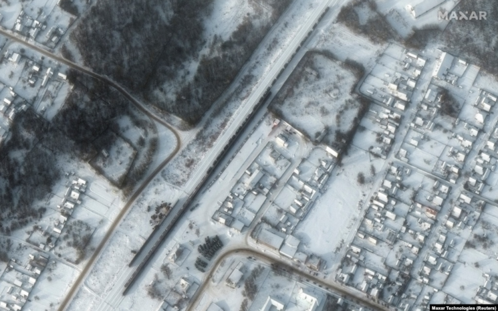 Спутниковые снимки показали массовое скопление российских войск у украинских границ