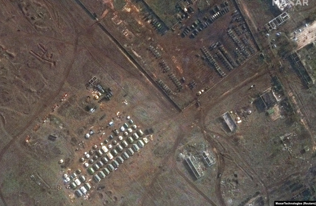 Спутниковые снимки показали массовое скопление российских войск у украинских границ