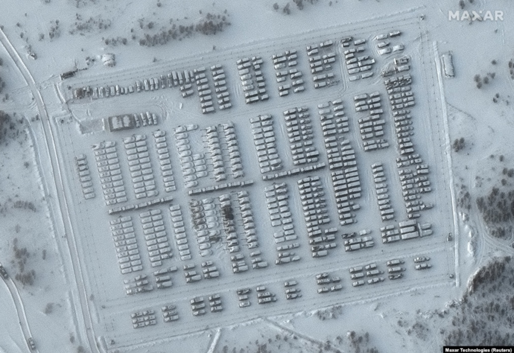 Спутниковые снимки показали массовое скопление российских войск у украинских границ