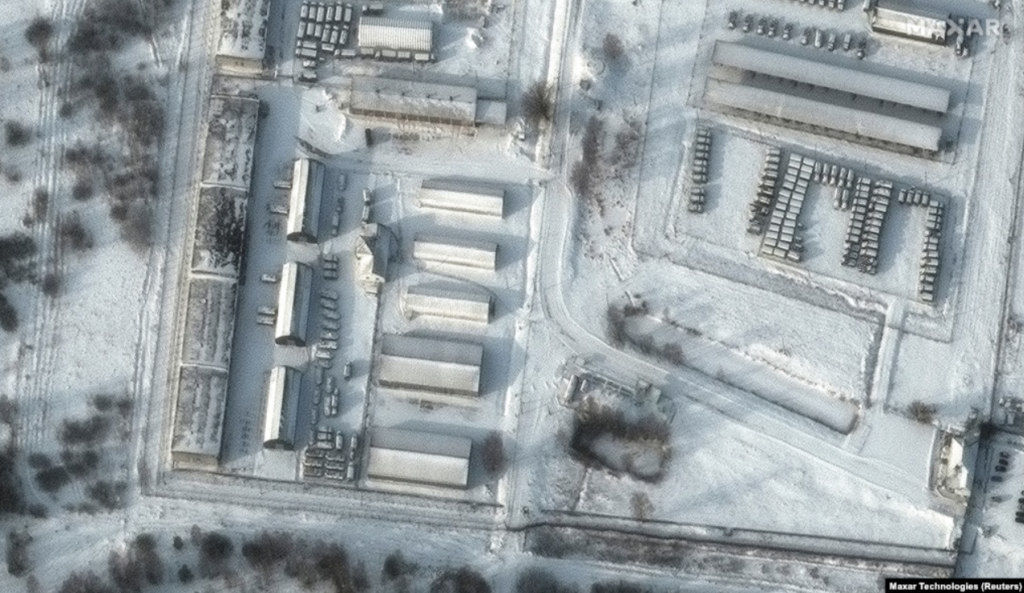 Спутниковые снимки показали массовое скопление российских войск у украинских границ
