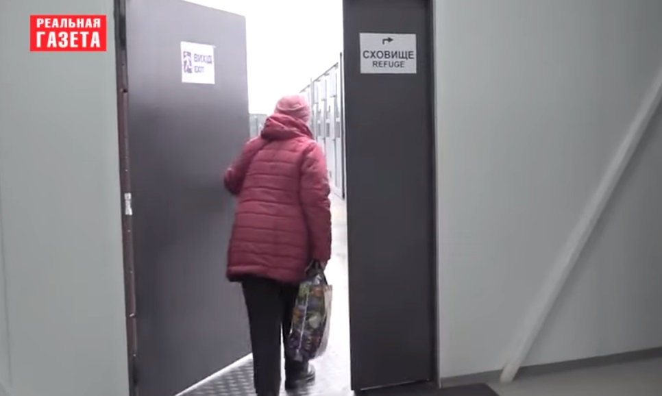 Ужасы пропаганды и новые правила на КПВВ. Чем живет Луганск накануне возможного вторжения