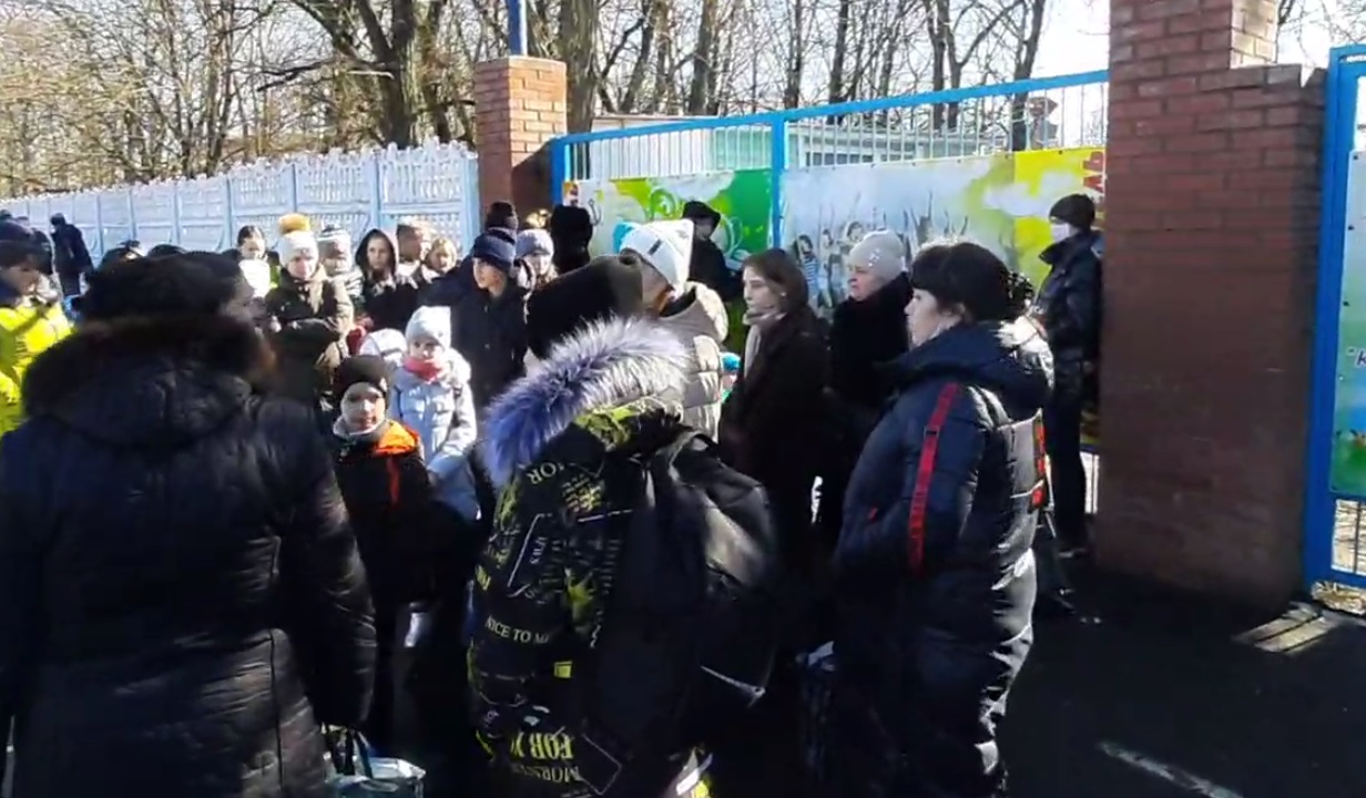Жителям Донбасса не рады в России. Люди сидят в автобусах в холоде без еды и удобств