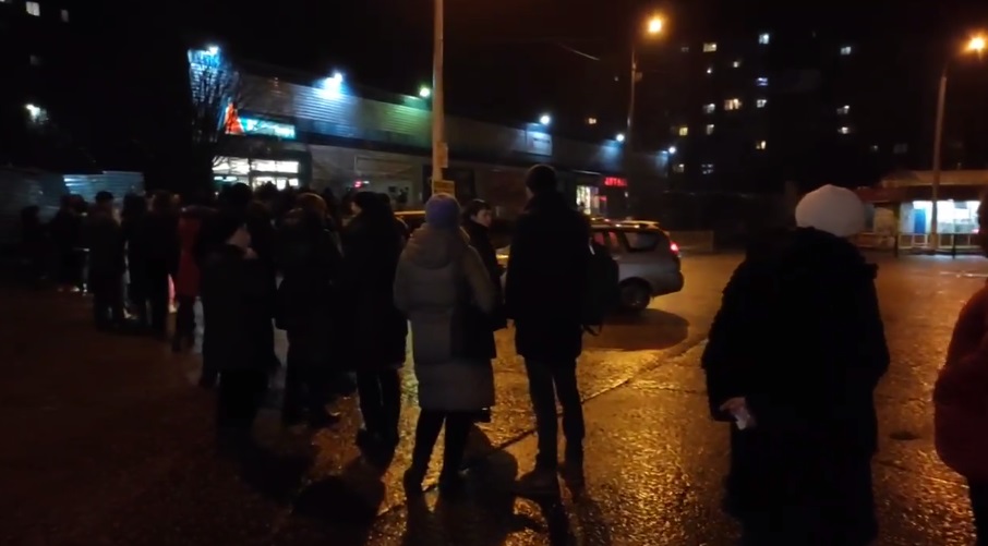 В Луганске показали очередь перед банкоматом. Она растянулась на много десятков метров