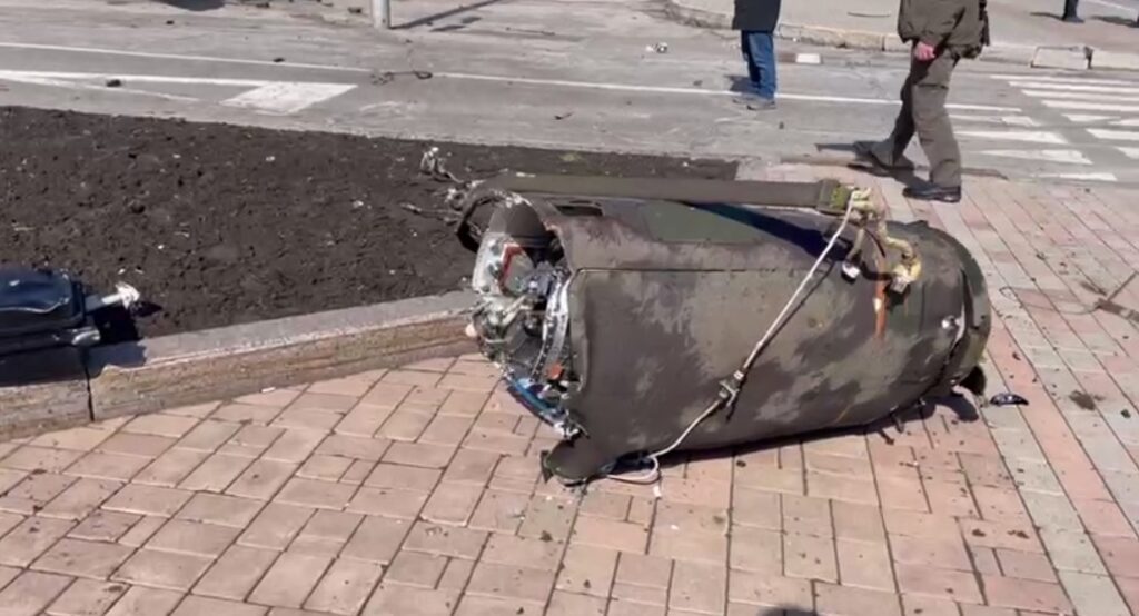 В центре Донецка около банка упали обломки ракеты. Есть погибшие