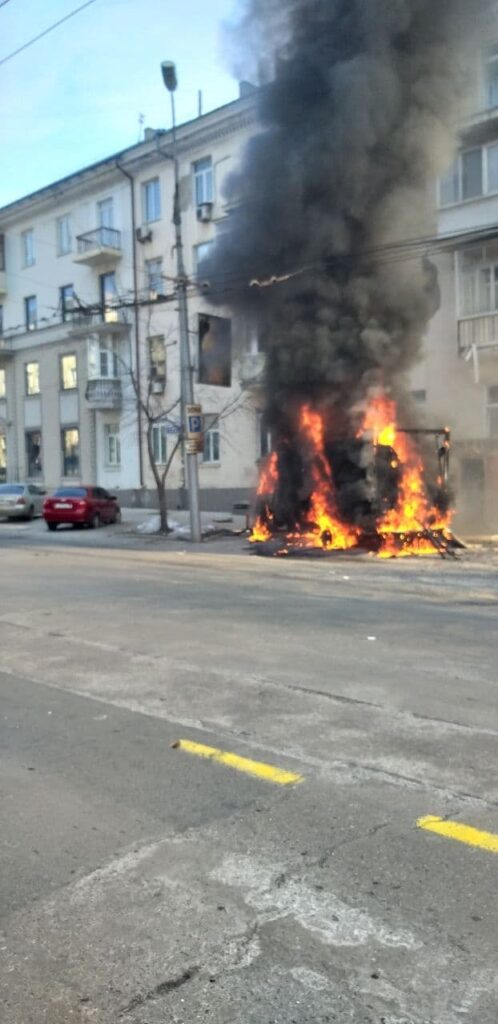 В центре Донецка около банка упали обломки ракеты. Есть погибшие