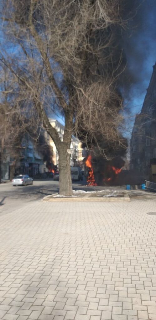 В центре Донецка около банка упали обломки ракеты. Есть погибшие