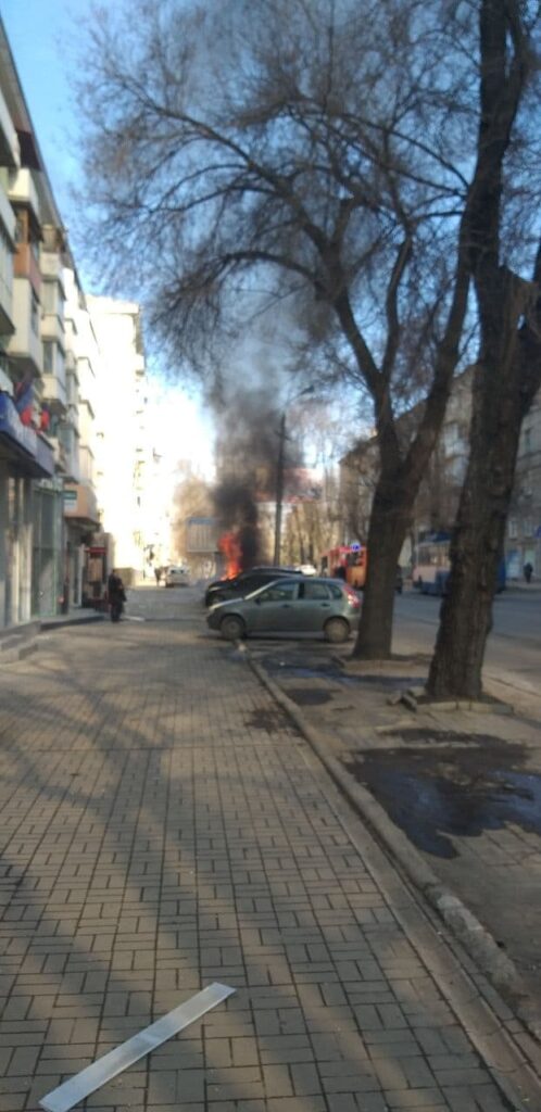 В центре Донецка около банка упали обломки ракеты. Есть погибшие