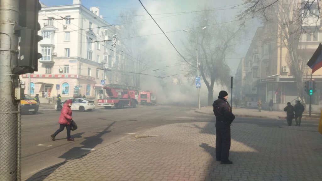 В центре Донецка около банка упали обломки ракеты. Есть погибшие