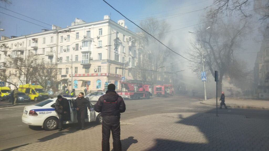 В центре Донецка около банка упали обломки ракеты. Есть погибшие