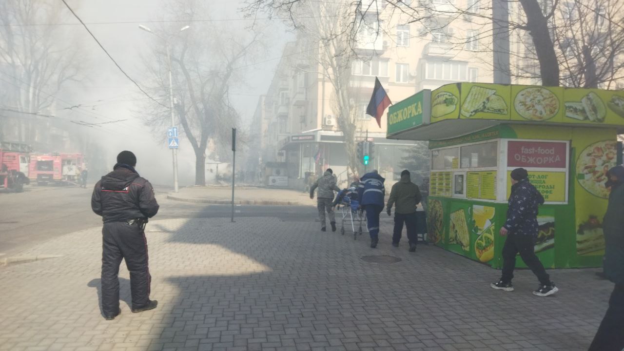 В центре Донецка около банка упали обломки ракеты. Есть погибшие