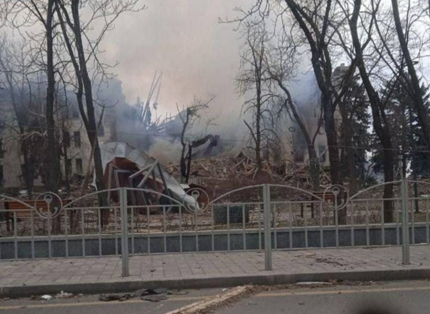 На мариупольский Драмтеатр, в котором прятались люди, оккупанты сбросили мощную бомбу