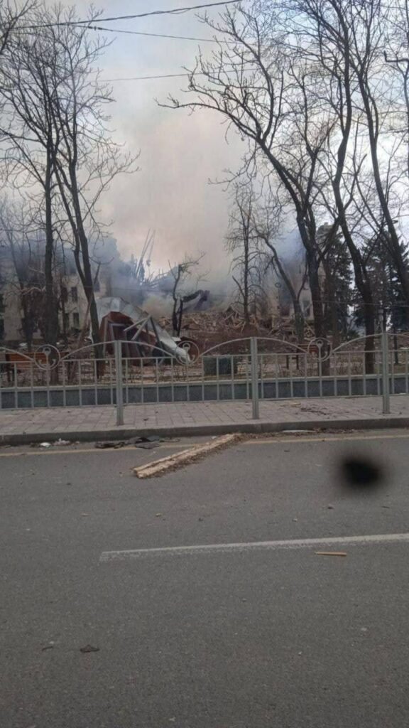 На мариупольский Драмтеатр, в котором прятались люди, оккупанты сбросили мощную бомбу