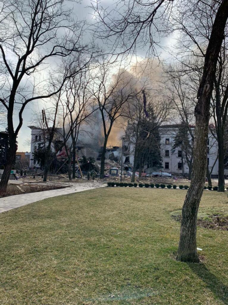 На мариупольский Драмтеатр, в котором прятались люди, оккупанты сбросили мощную бомбу