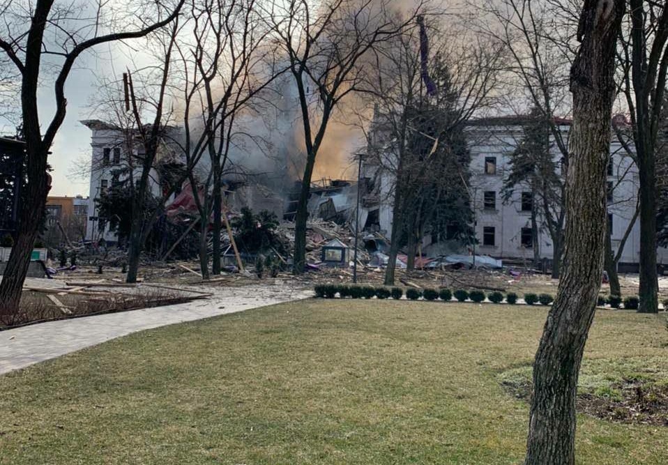 Люди, находившиеся в подвале разрушенного Драмтеатра в Мариуполе, выжили, но пока не всех удалось извлечь из-под завалов