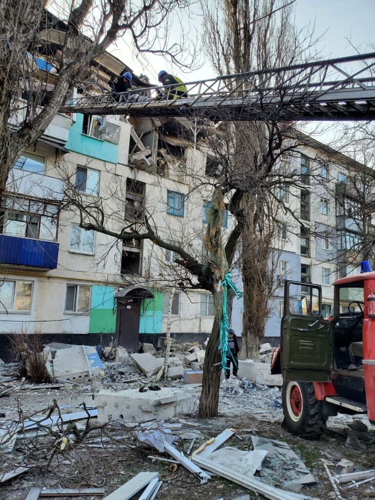 Под обстрел оккупантов попал жилой квартал Лисичанска. Известно об одном погибшем