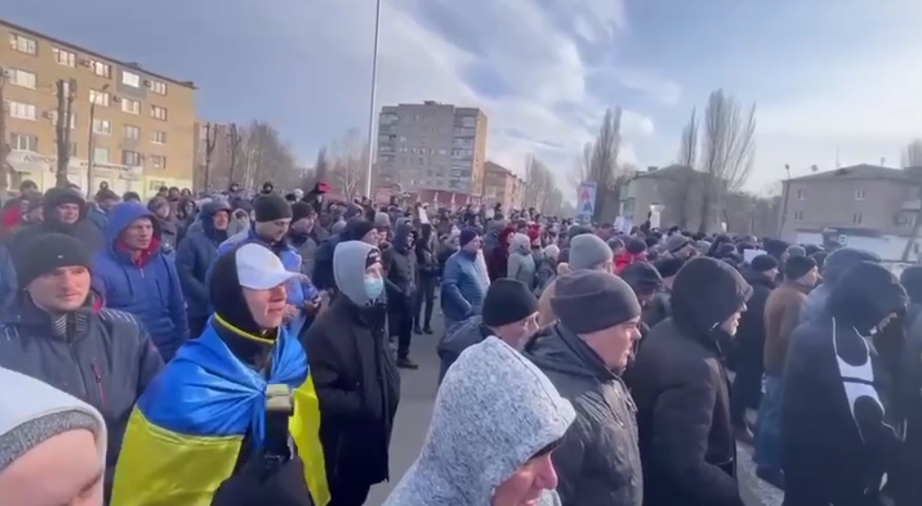 Жители оккупированного Мелитополя вышли на митинг. Требуют вернуть похищенного мэра