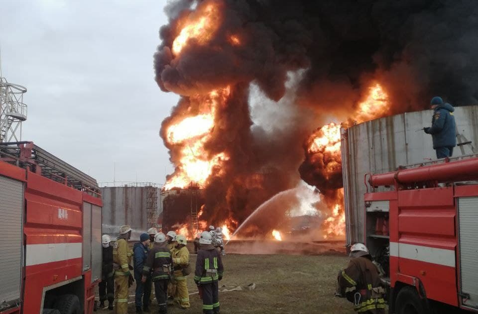 “ЛНР” обвинила украинскую сторону в пожаре на нефтебазе