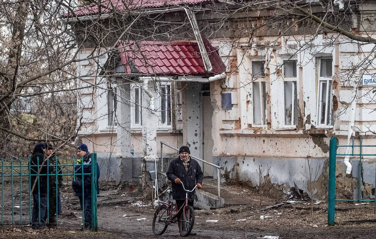 У жителей захваченных территорий Луганской области собирают отпечатки пальцев. Людей обязывают получать пропуска